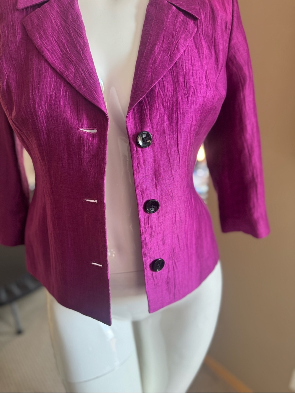 Women's Cropped Fuchsia Single-Breasted Blazer. Three quarters sleeves! - Picture 3 of 7